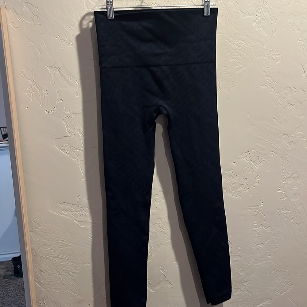 Spanx Look At Me Now Patterned Cropped Leggings - Picture 4 of 7